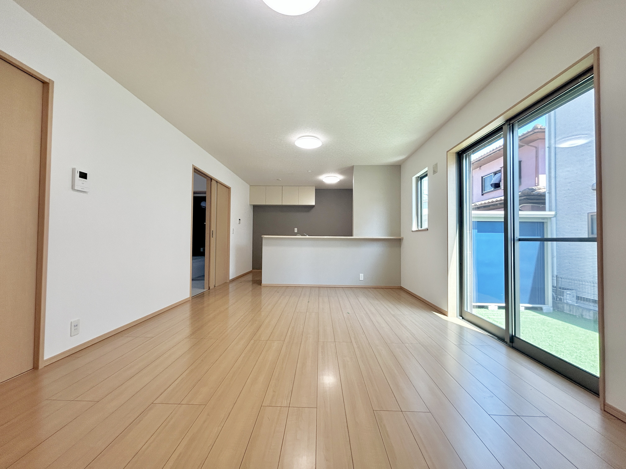 高崎市八千代町3丁目　中古住宅の居間・リビング|大きく開いた窓からは、明るい陽射しが射し込みます。
爽やかな風が吹き抜ける心地良いリビングには、自然と家族が集まります。
