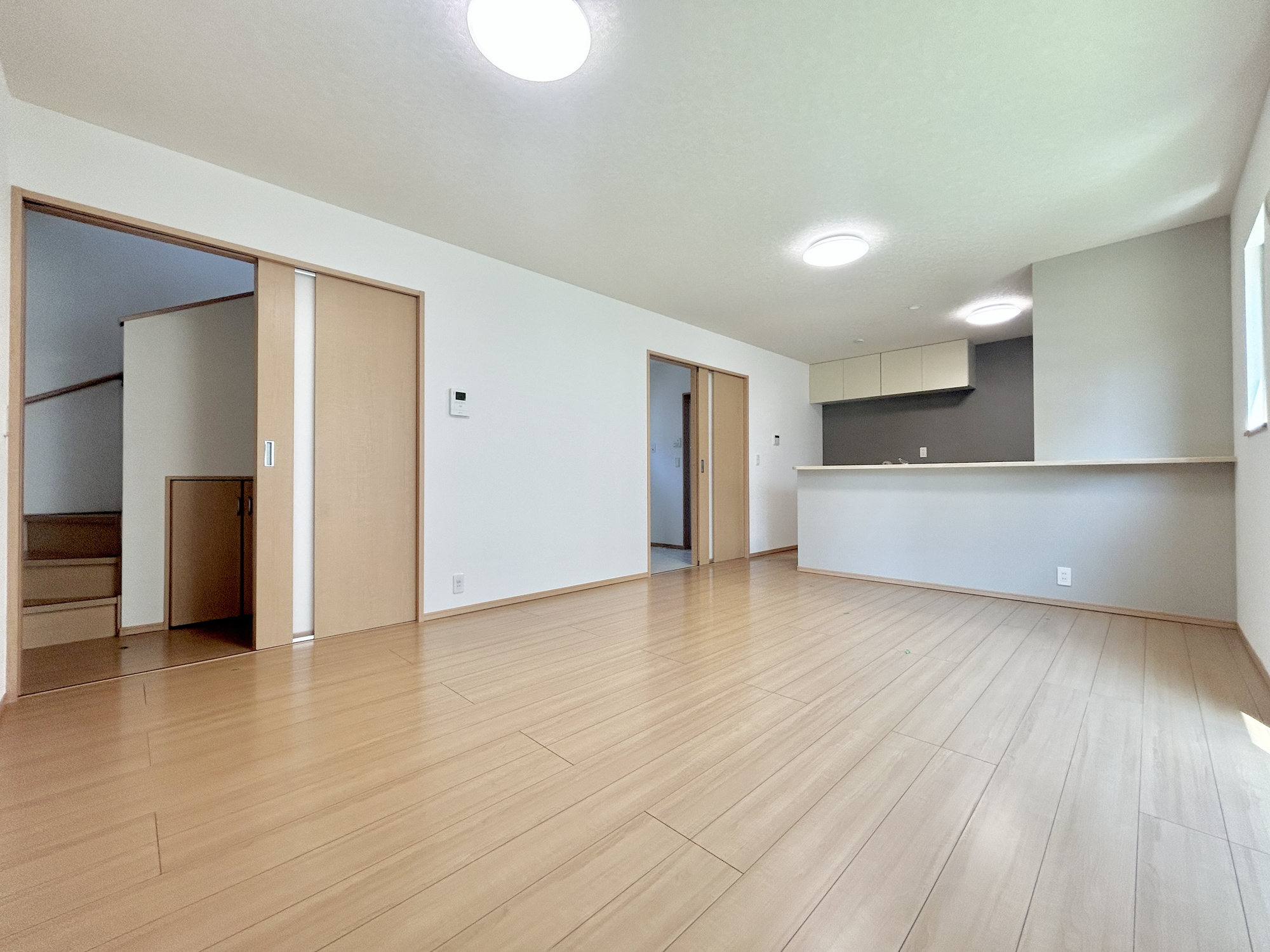 高崎市八千代町3丁目　中古住宅の居間・リビング|室内にいても、たっぷりの陽光と爽やかな風を感じて頂ける、開放感あふれるリビングです。
ご家族と穏やかに過ごす、心地の良い時間が流れます。