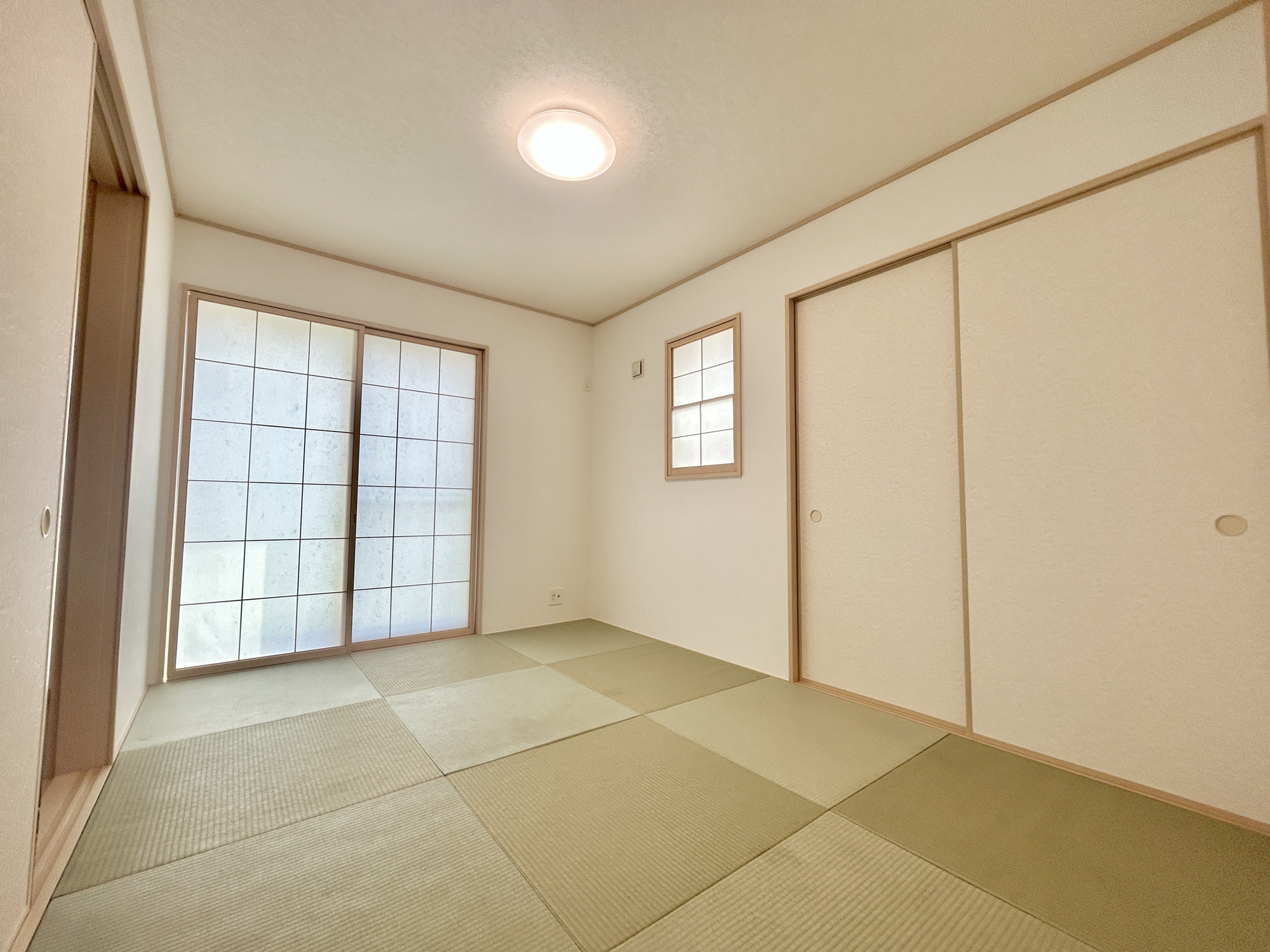 高崎市八千代町3丁目　中古住宅の和室|LDKと隣接した和室。
リビングから目が届く場所なので、お子様の遊び部屋・お昼寝スペースとして使うのもオススメです♪