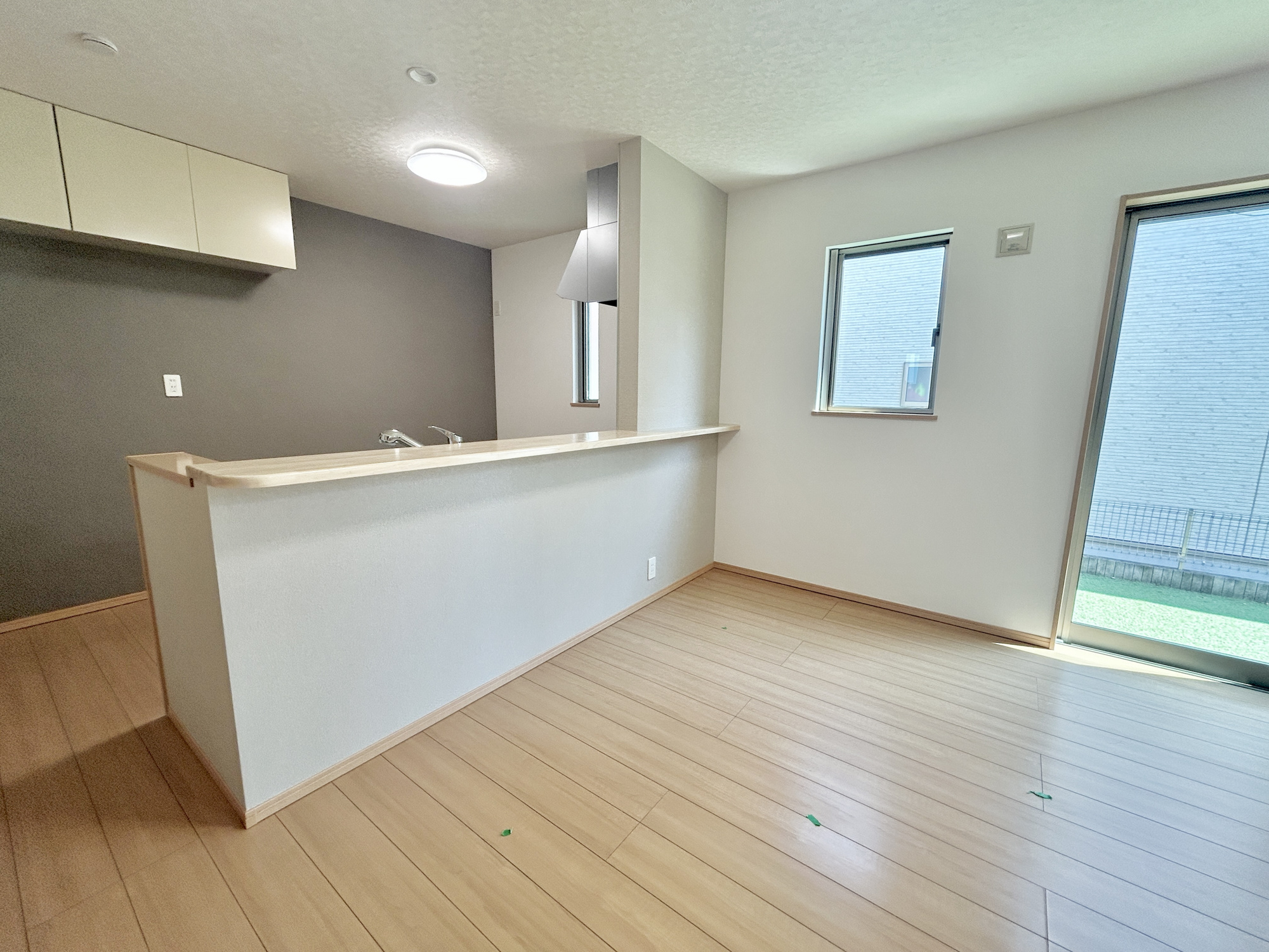 高崎市八千代町3丁目　中古住宅の居間・リビング|ここにはみんなが集い、食事と楽しい会話が始まる。話に夢中になりすぎて、ついつい時を忘れてしまう。そんな束の間の幸せを感じさせてくれる場所。