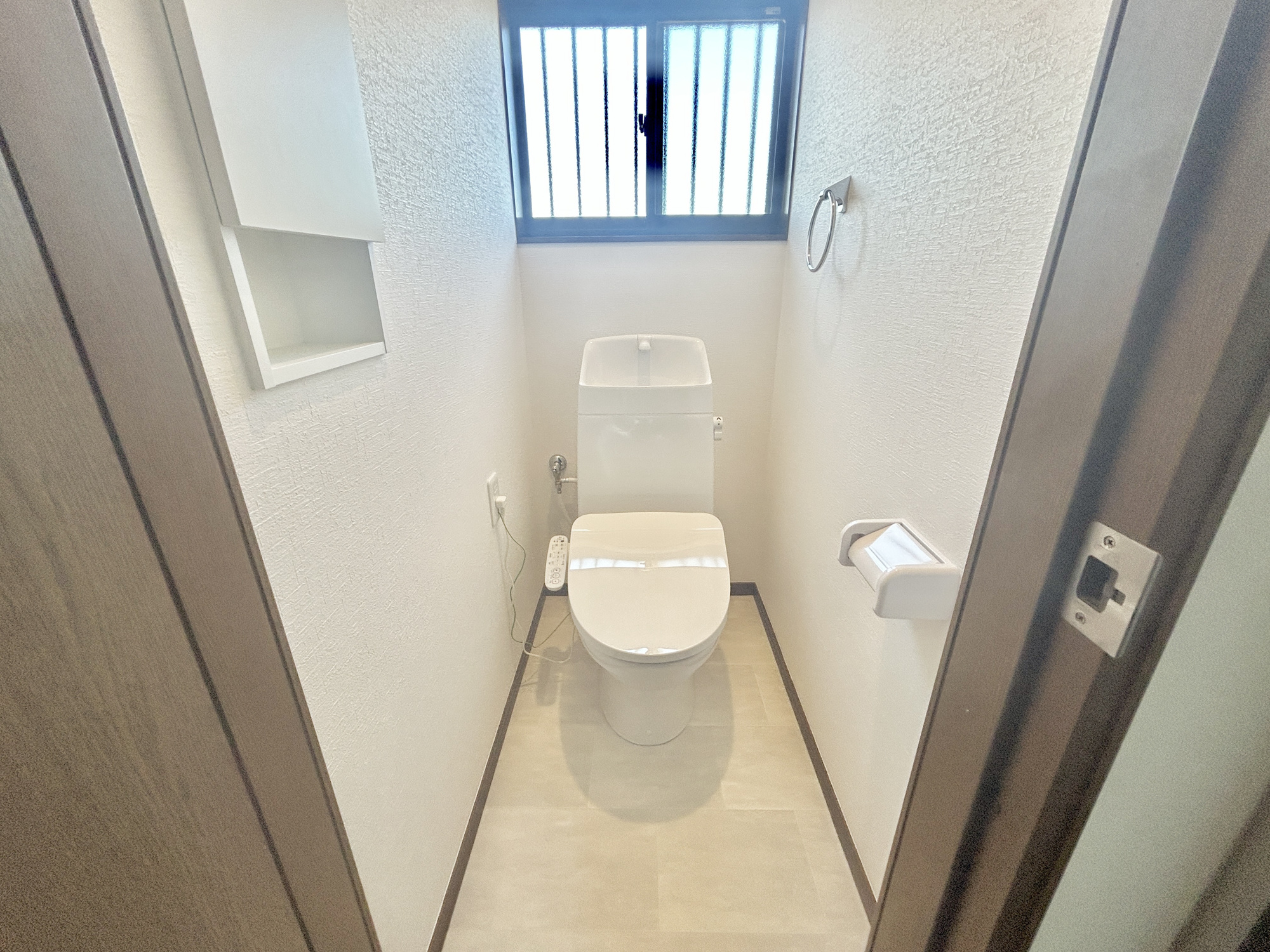 高崎市浜川町　中古住宅のトイレ|節水型でエコなトイレには、今では当たり前の洗浄付き。便座を温める機能もついていて、居心地良くてトイレから出られなくなるかも！換気用に換気扇はもちろん、窓も着いているので常に快適ですね♪