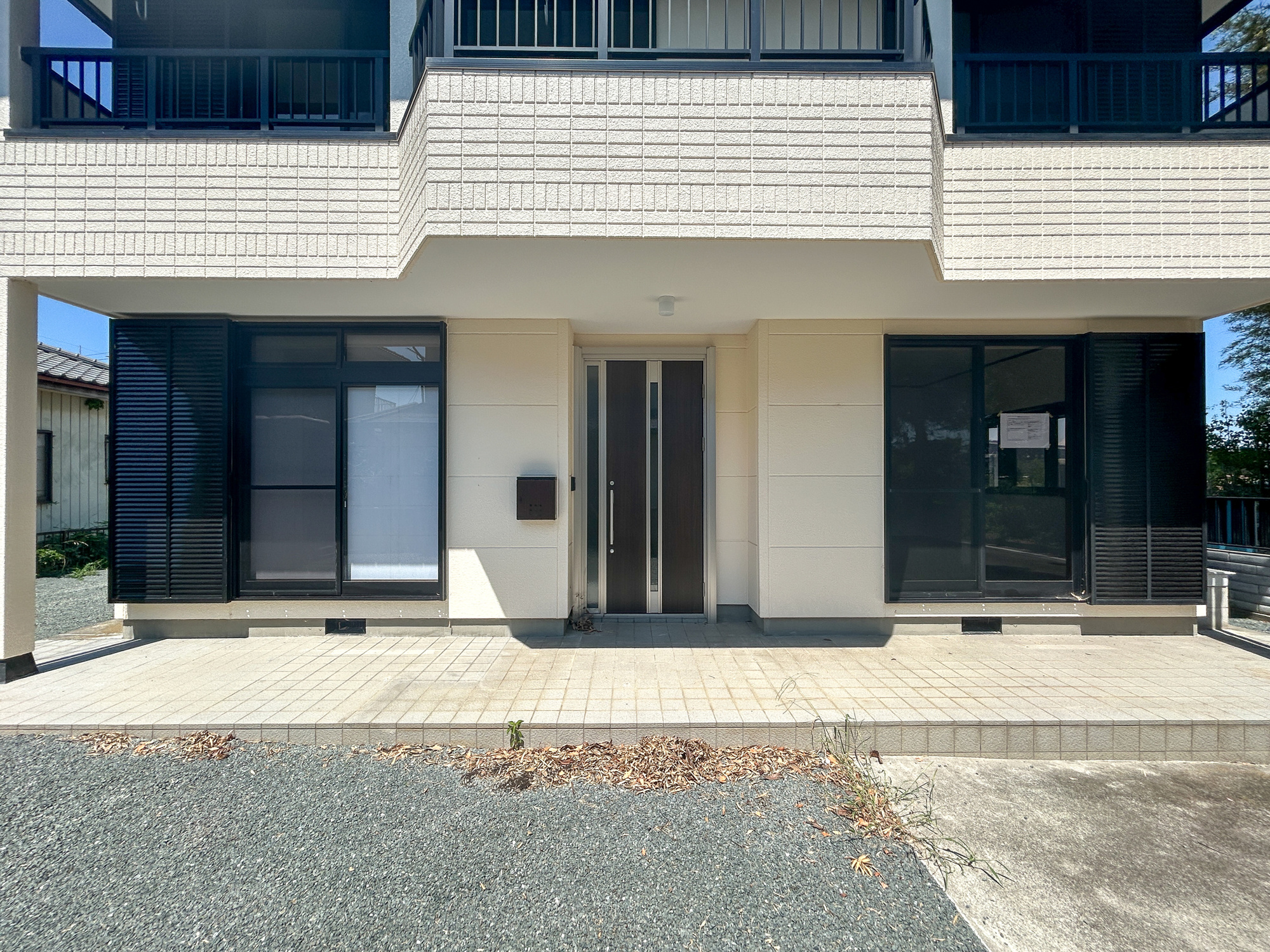 高崎市浜川町　中古住宅の玄関|玄関上は屋根があるので雨の心配いらず♪