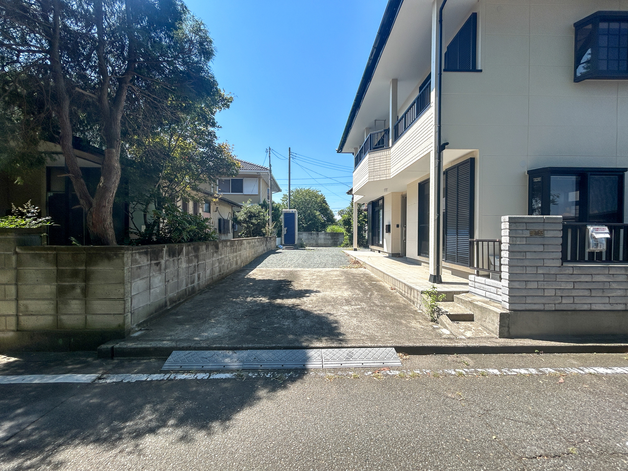 高崎市浜川町　中古住宅の駐車場|充分な駐車スペースはアレンジが出来る程のスペースがあります。お庭として利用も良しです♪