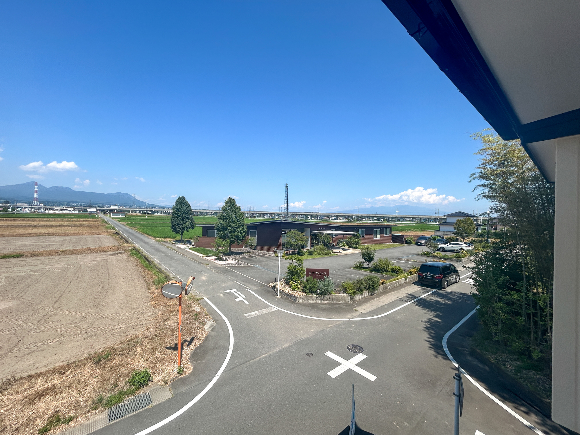 高崎市浜川町　中古住宅の展望|閑静な住宅地で子育て家族にピッタリ。毎日のお散歩も快適な緑に恵まれたエリアで、自然に包まれた穏やかな暮らしを実現するための、ゆとりある住環境が整っています。緑の潤いを感じながらホッと生活できそう。