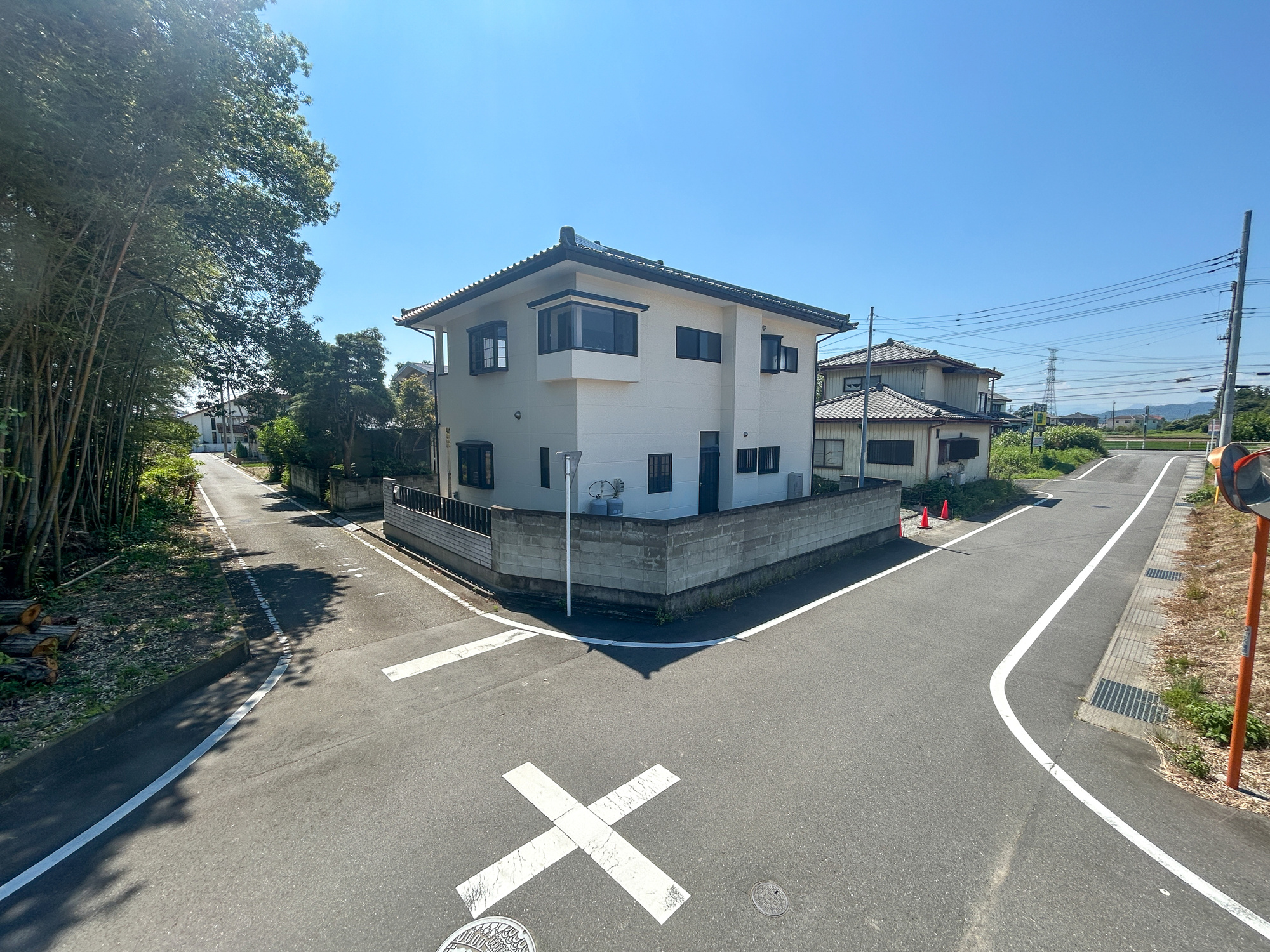 高崎市浜川町　中古住宅の前面道路含む現地写真|閑静な住宅地で子育て家族にピッタリ。毎日のお散歩も快適な緑に恵まれたエリアで、自然に包まれた穏やかな暮らしを実現するための、ゆとりある住環境が整っています。


