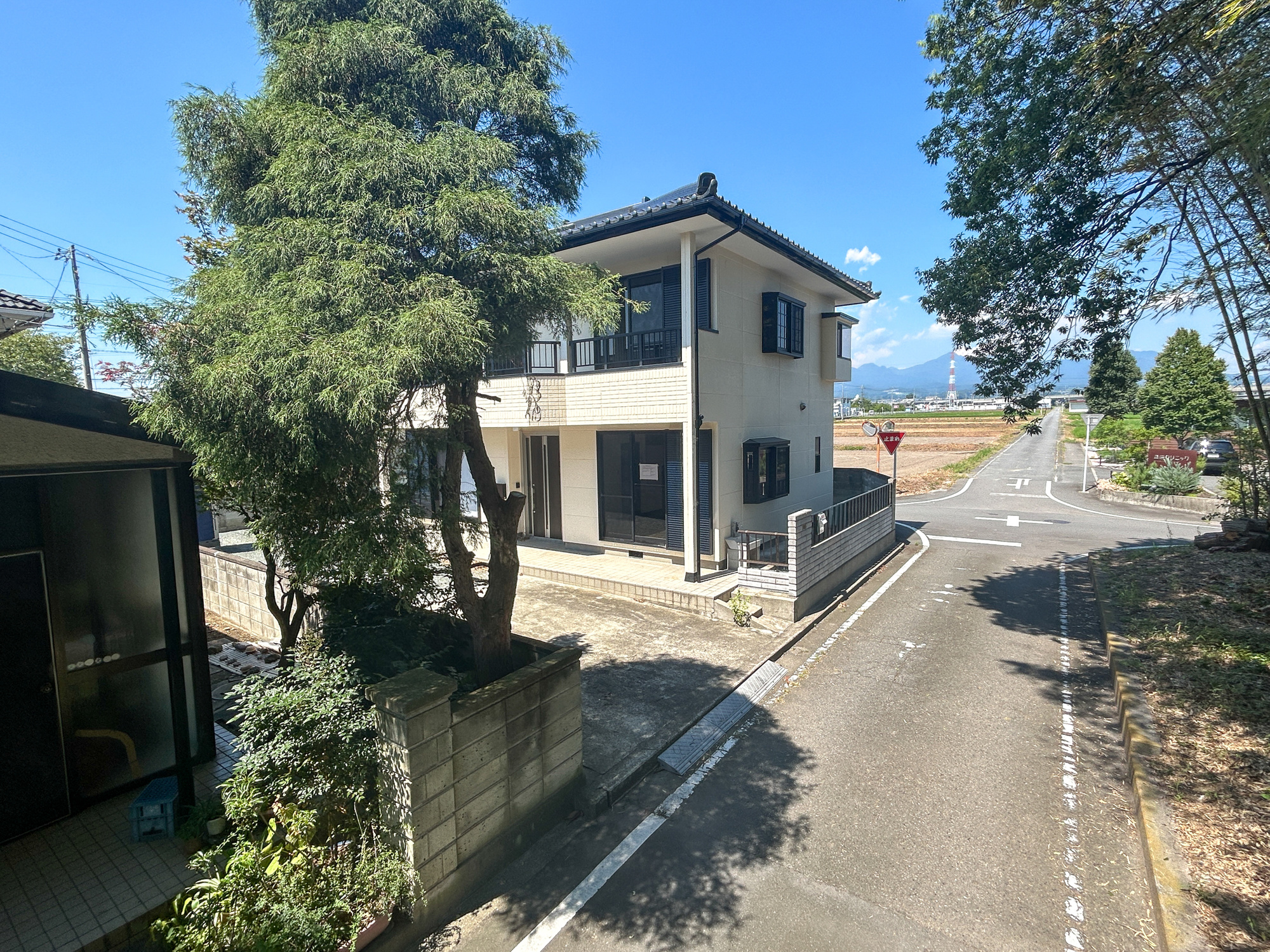 高崎市浜川町　中古住宅の前面道路含む現地写真|低層の一戸建てを中心とした街並みが整然と続き、周辺は高い建物が建っていないので、採光や開放性に恵まれ、空が広く緑の多い閑静な趣を感じる環境です。

