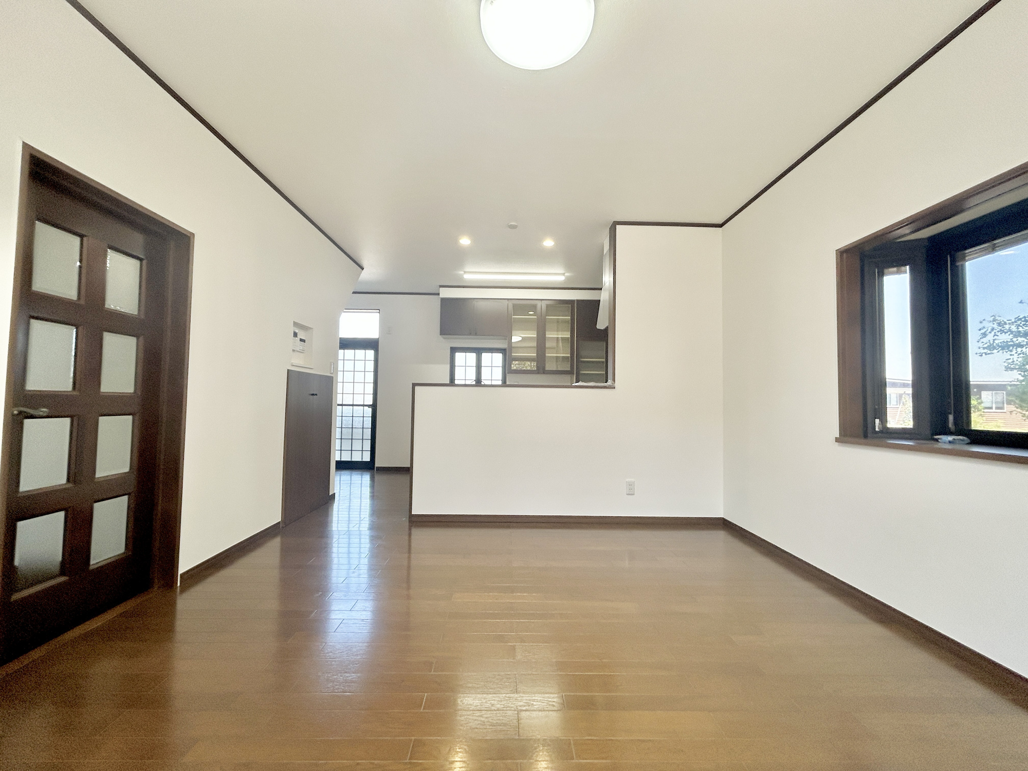 高崎市浜川町　中古住宅の居間・リビング|室内にいても、たっぷりの陽光と爽やかな風を感じて頂ける、開放感あふれるリビングです。
ご家族と穏やかに過ごす、心地の良い時間が流れます。