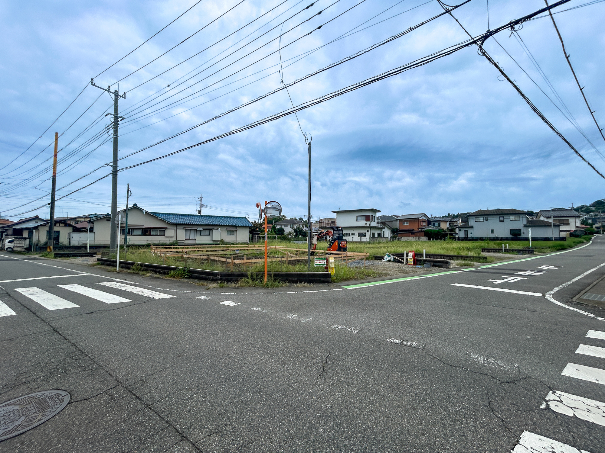 高崎市片岡町第10期　新築住宅全6棟の前面道路含む現地写真|閑静な住宅地で子育て家族にピッタリ。毎日のお散歩も快適な緑に恵まれたエリアで、自然に包まれた穏やかな暮らしを実現するための、ゆとりある住環境が整っています。

