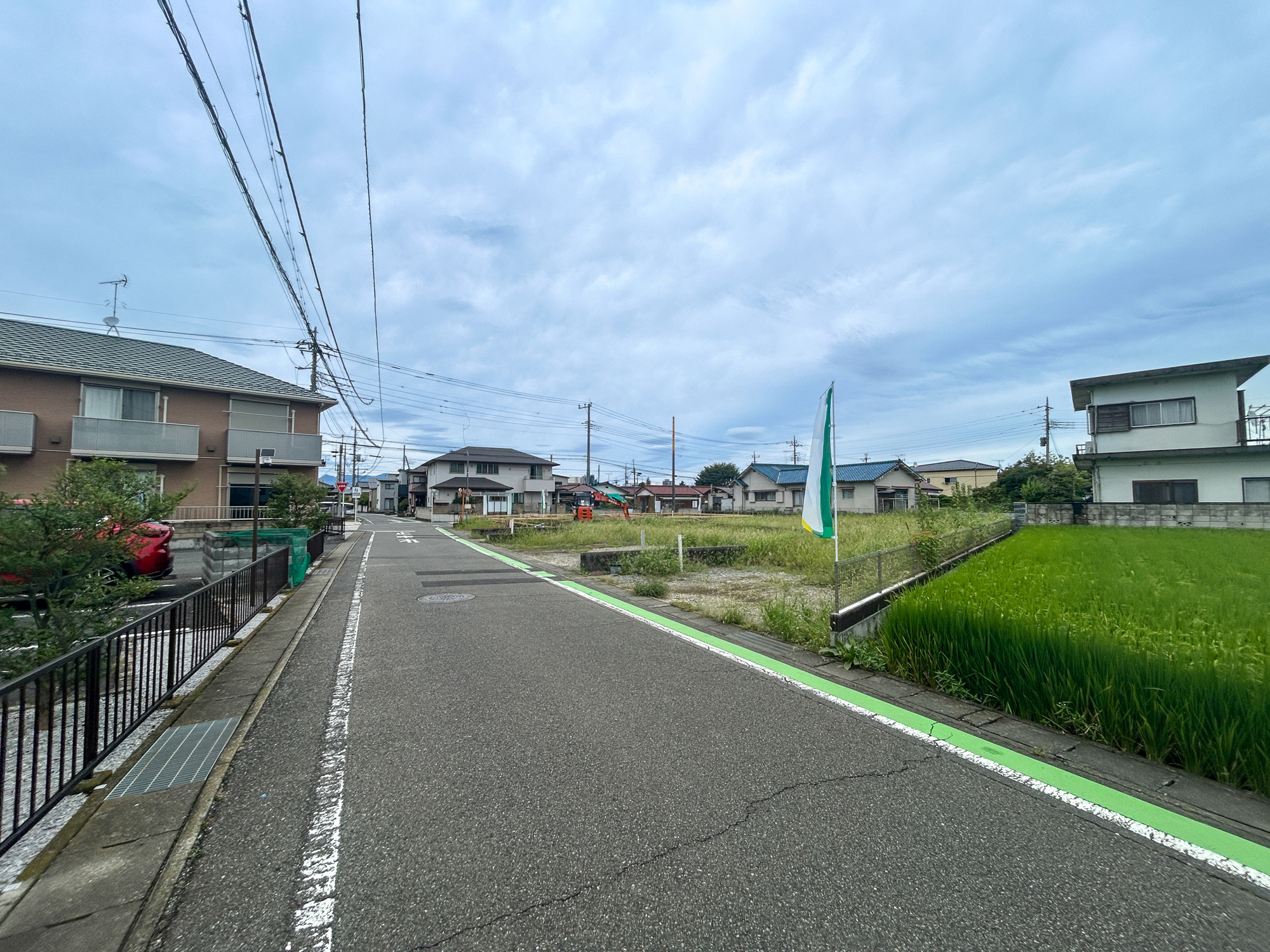 高崎市片岡町第10期　新築住宅全6棟の前面道路含む現地写真|低層の一戸建てを中心とした街並みが整然と続き、周辺は高い建物が建っていないので、採光や開放性に恵まれ、空が広く緑の多い閑静な趣を感じる環境です。


