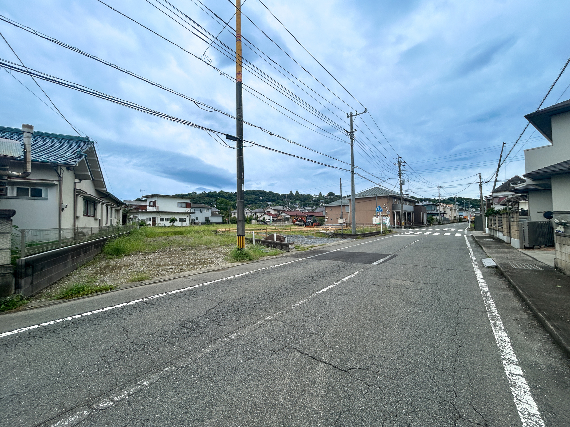高崎市片岡町第10期　新築住宅全6棟の前面道路含む現地写真|低層の一戸建てを中心とした街並みが整然と続き、周辺は高い建物が建っていないので、採光や開放性に恵まれ、空が広く緑の多い閑静な趣を感じる環境です。

