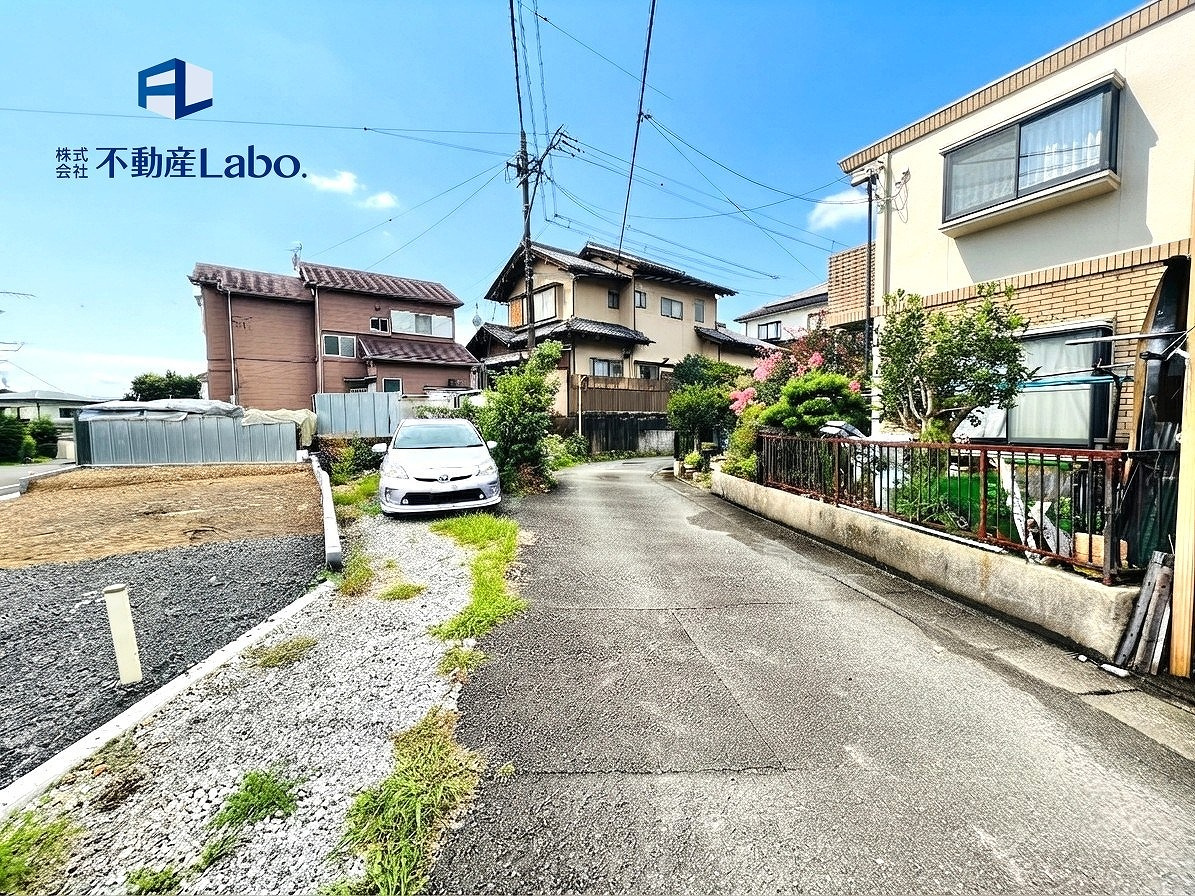 ハートフルタウン　静岡市葵区北2丁目2140番　全1棟　の前面道路含む現地写真|角地のため圧迫感の無い立地♪