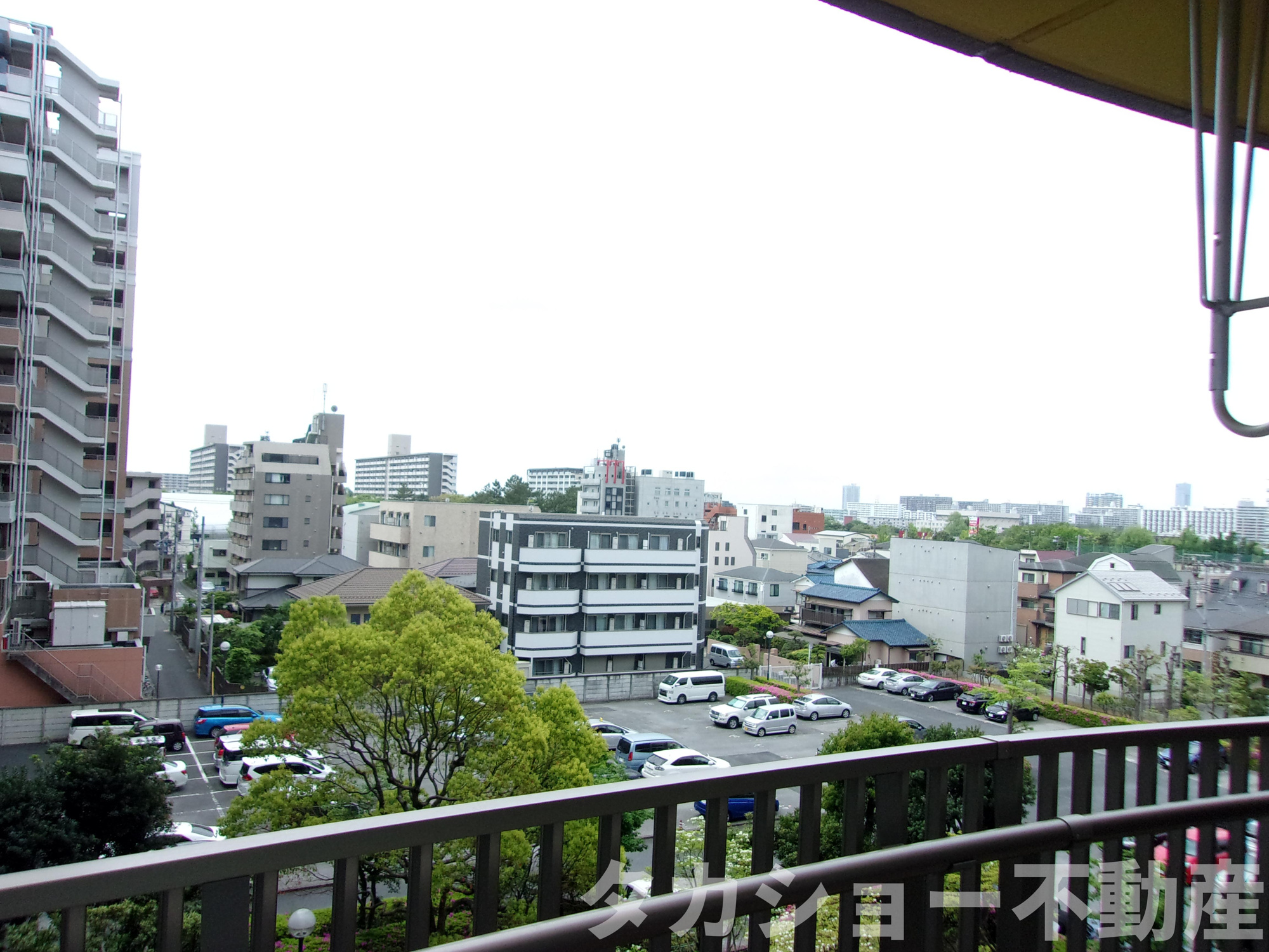 稲毛東映マンションB棟の展望|バルコニー側が敷地内（駐車場）のため、将来的にも眺望・陽当り確保されております。