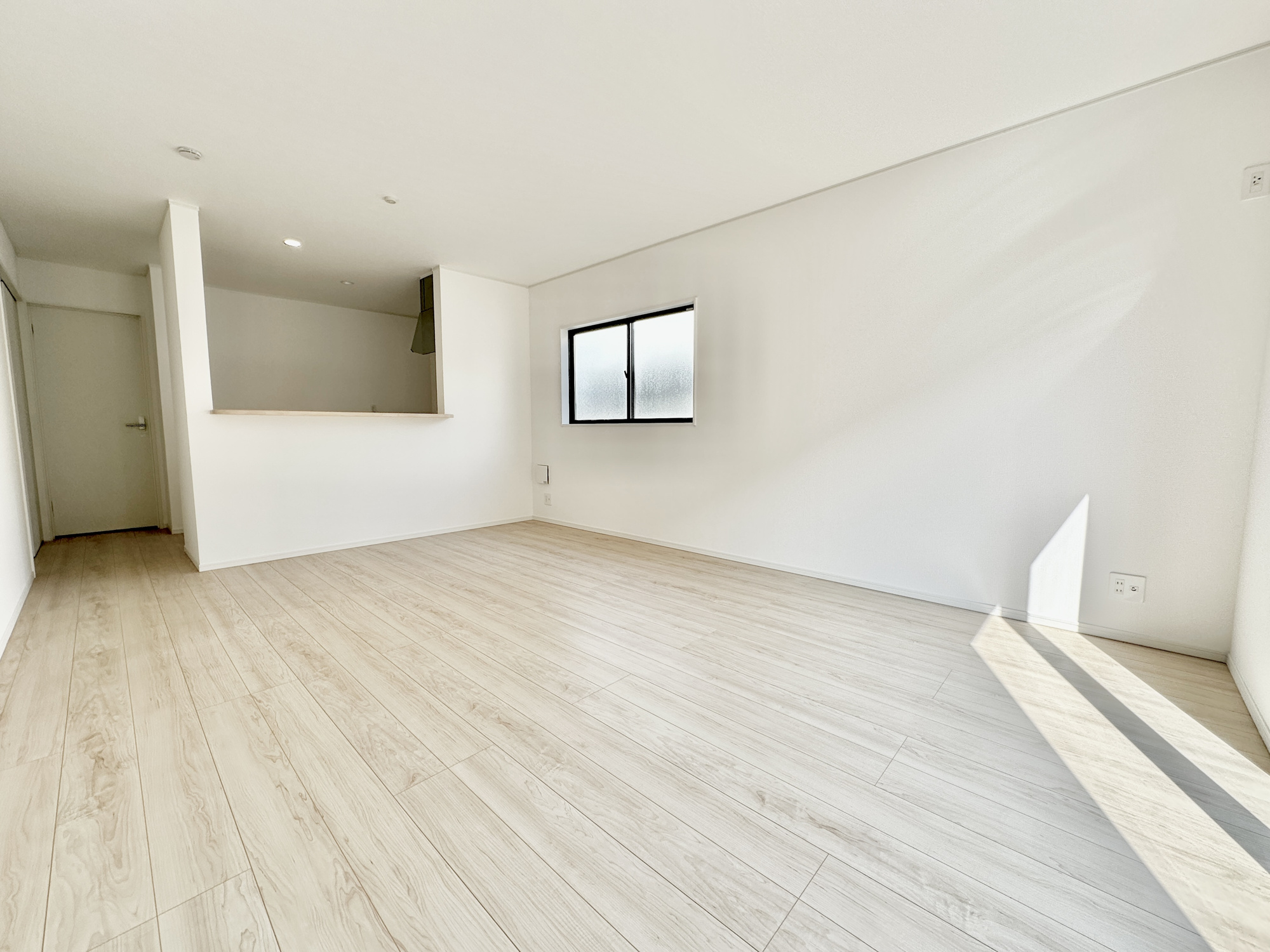 宇都宮市東峰町の新築一戸建の居間・リビング|南向きに大きく開いた窓からは、明るい陽射しが射し込みます。
爽やかな風が吹き抜ける心地良いリビングには、自然と家族が集まります。