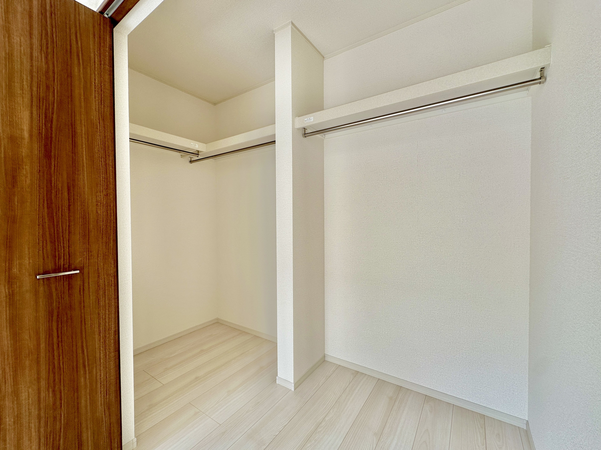 小山市大字神鳥谷の新築一戸建の収納|【同社施工例】枕棚とハンガーパイプが標準装備の機能的なクローゼットは、大切なお洋服をきれいな状態で収納できます！
また、収納ボックスなどを配置して使えば、多様な使い方が出来、収納の幅が広がります！