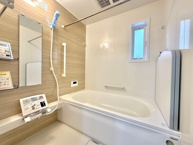 小山市大字神鳥谷の新築一戸建の浴室|【同社施工例】アクセントパネルがおしゃれな浴室。換気乾燥暖房機付きで、雨の日には浴室内干しも可能♪