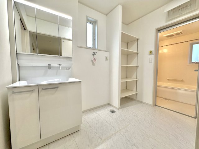 小山市大字神鳥谷の新築一戸建の独立洗面台|【同社施工例】広く、明るい洗面スペースで朝の身支度も快適に♪３面鏡で髪のセットやお化粧もストレスなくこなせ、鏡の裏にはたっぷりと収納スペースを標準装備！