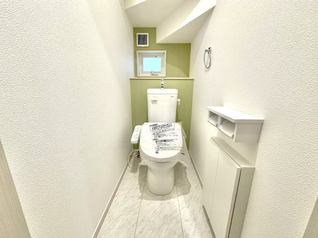 小山市大字神鳥谷の新築一戸建のトイレ|【同社施工例】節水性能の高いトイレはもちろんウォシュレット付き♪便器のフチがないタイプなので、お掃除もサッとひと拭きでOK！