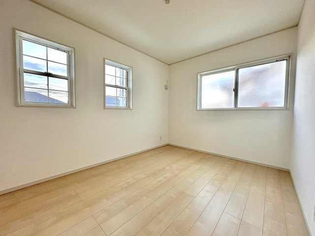 小山市大字神鳥谷の新築一戸建の子供部屋|【同社施工例】通風・採光にも優れ、心地よい光と風があふれています。 