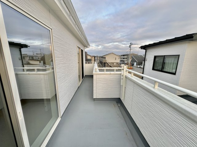 小山市大字神鳥谷の新築一戸建のバルコニー|【同社施工例】広々としたバルコニーで日々の洗濯物はもちろん、布団などの大物もたくさん干していただけます♪