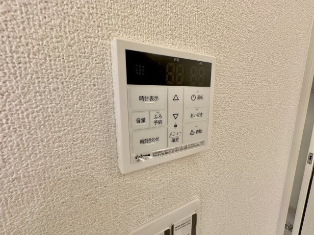 小山市大字神鳥谷の新築一戸建の発電・温水設備|【同社施工例】キッチンについている給湯リモコン。ここからお風呂のお湯を入れられるので、忙しい夕飯時がちょっぴり楽になりますね♪