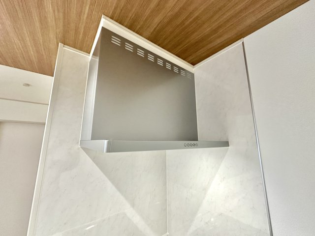小山市大字神鳥谷の新築一戸建の設備|【同社施工例】キッチンの見た目もスッキリし、稼働している時も音が静かなレンジフード。