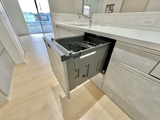 小山市大字神鳥谷の新築一戸建の設備|【同社施工例】食洗機は手洗いに比べ節水でき、高温洗浄で油汚れもスッキリ。忙しいママの強い味方ですね♪