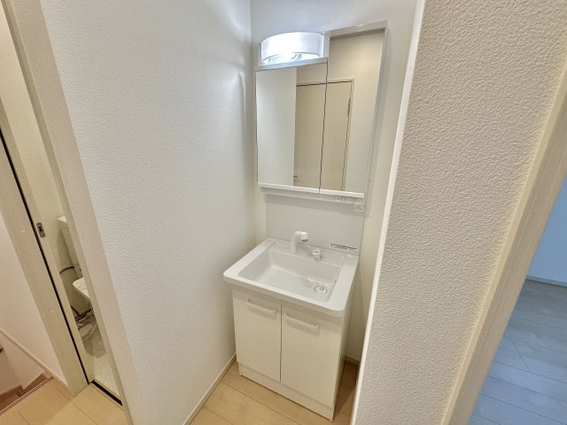 小山市大字神鳥谷の新築一戸建の独立洗面台|【同社施工例】2階の洗面化粧台も設置されています♪朝の準備で忙しい時間帯も混み合うことなく、身支度をしていただけます。２階の掃除や加湿器の水汲みなどにも重宝しますね♪