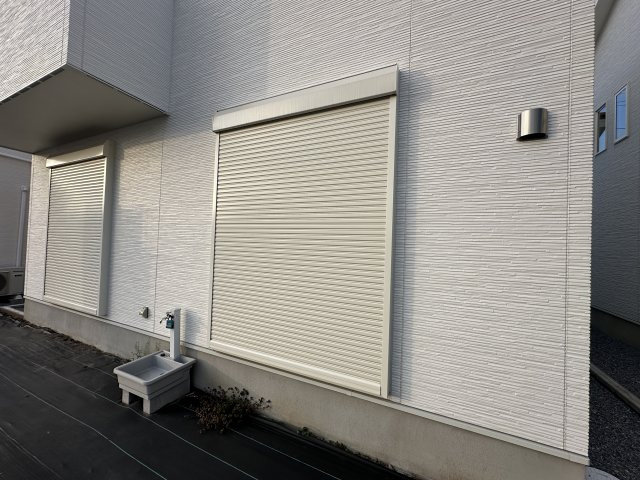小山市大字神鳥谷の新築一戸建の防犯設備|【同社施工例】防風、防犯、防音、断熱と様々な効果を発揮するシャッター付きです♪