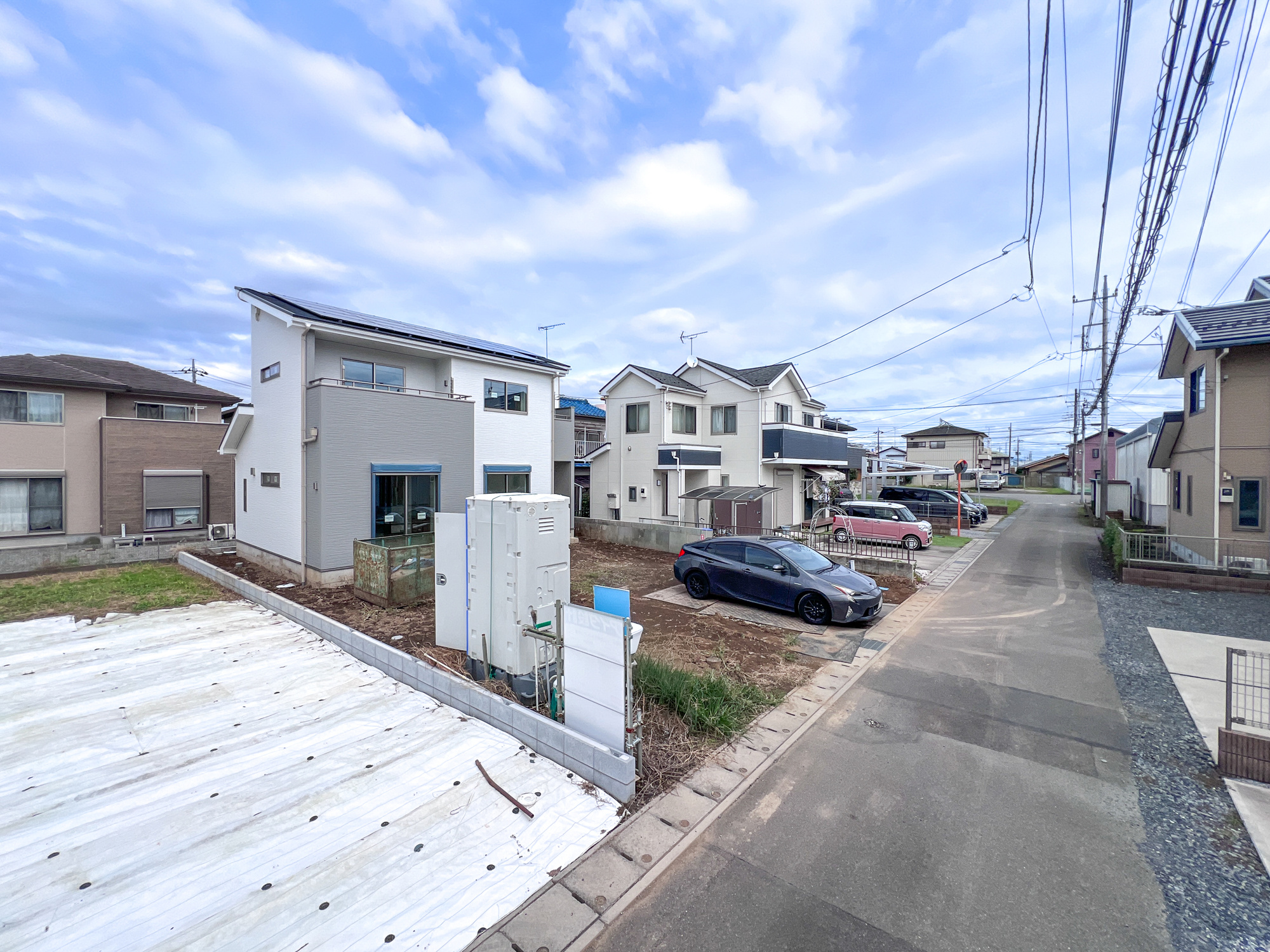 小山市大字神鳥谷の新築一戸建の前面道路含む現地写真|低層の一戸建てを中心とした街並みが整然と続き、周辺は高い建物が建っていないので、採光や開放性に恵まれ、空が広く緑の多い閑静な趣を感じる環境です。