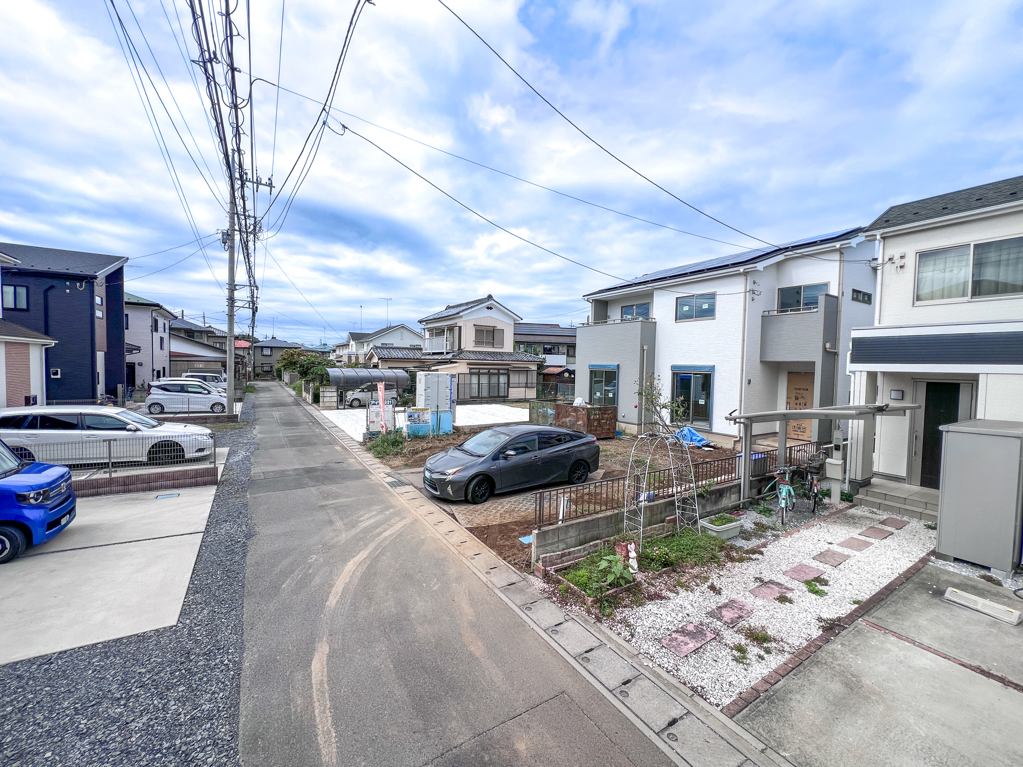 小山市大字神鳥谷の新築一戸建の前面道路含む現地写真|前面道路は閑静な住宅地をはしる車通りの少ない道路。お車の出し入れが苦手なママや小さなお子様にも安心ですね。しっかり舗装もされているので、ベビーカーや自転車で通っても快適に通行できます。