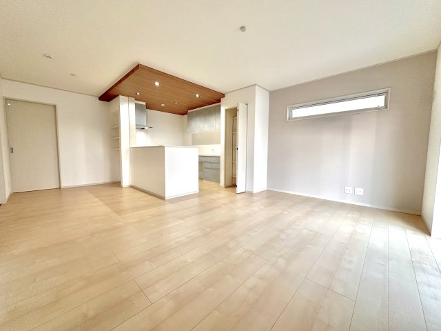 小山市大字神鳥谷の新築一戸建の居間・リビング|【同社施工例】家族の笑い声が聞こえてきそうな大空間♪大きめのLDKはそれだけで心が和みます。家族揃ってリビングで過ごすお休みの日が、楽しみになる場所となります♪