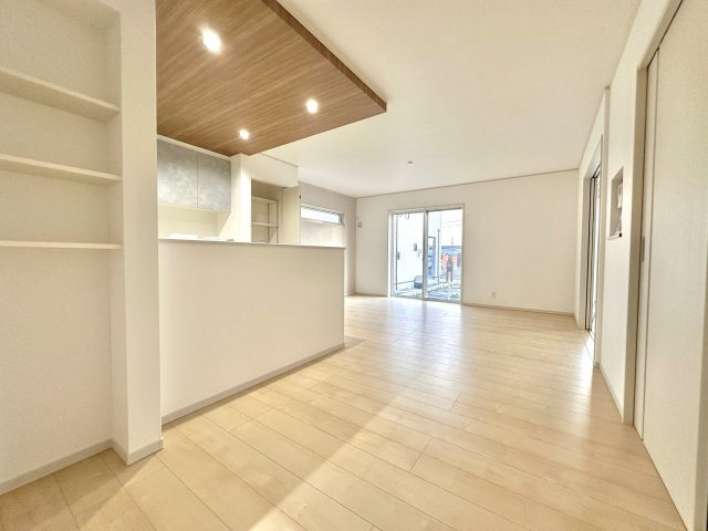 小山市大字神鳥谷の新築一戸建の居間・リビング|【同社施工例】オープンな空間を生み出す、広々としたLDK。家族と過ごす時間を大切にしたい方にぴったりの明るくゆとりある住空間です。南側の窓からの日差しがリビングの隅々までしっかりと届きます！ 