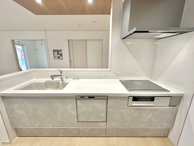 小山市大字神鳥谷の新築一戸建のキッチン|【同社施工例】ダイニングからワークスペースを見渡せる、見せるキッチン。ダイニングとの空間のつながりが、スペースのゆとりを生み出します♪
