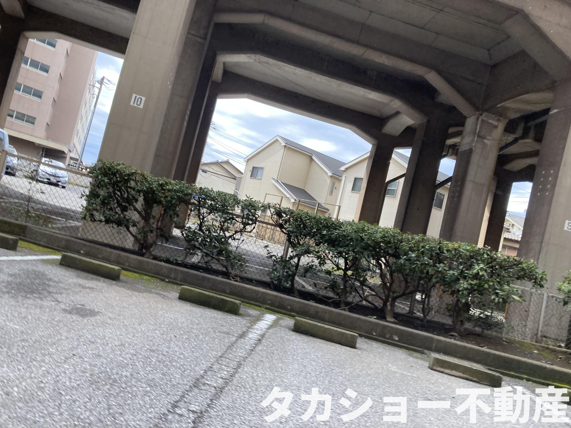 ロイヤルステージ本千葉の駐車場|車をお持ちの方に嬉しい駐車場付きの物件です