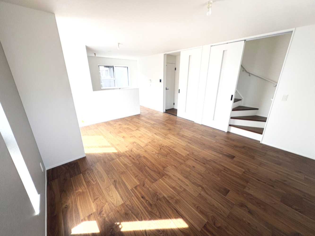 高槻市永楽町新築戸建の居間・リビング|こちらの居間で趣味の時間をお楽しみください。