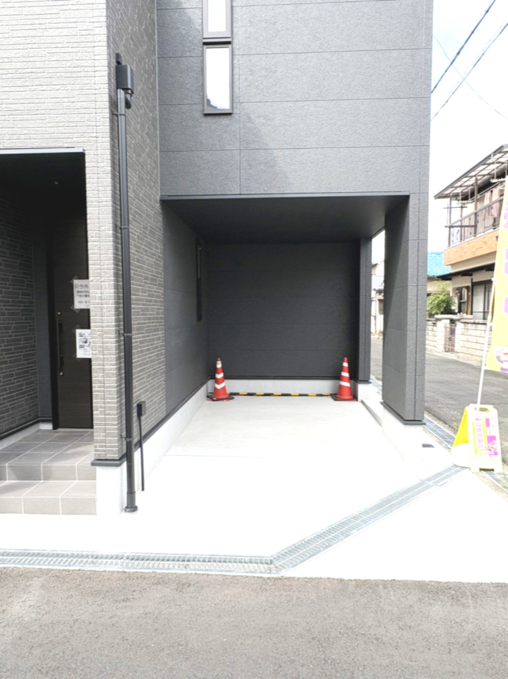 高槻市永楽町新築戸建の駐車場|駐車場がございますので、車をご購入予定の方も安心です.
