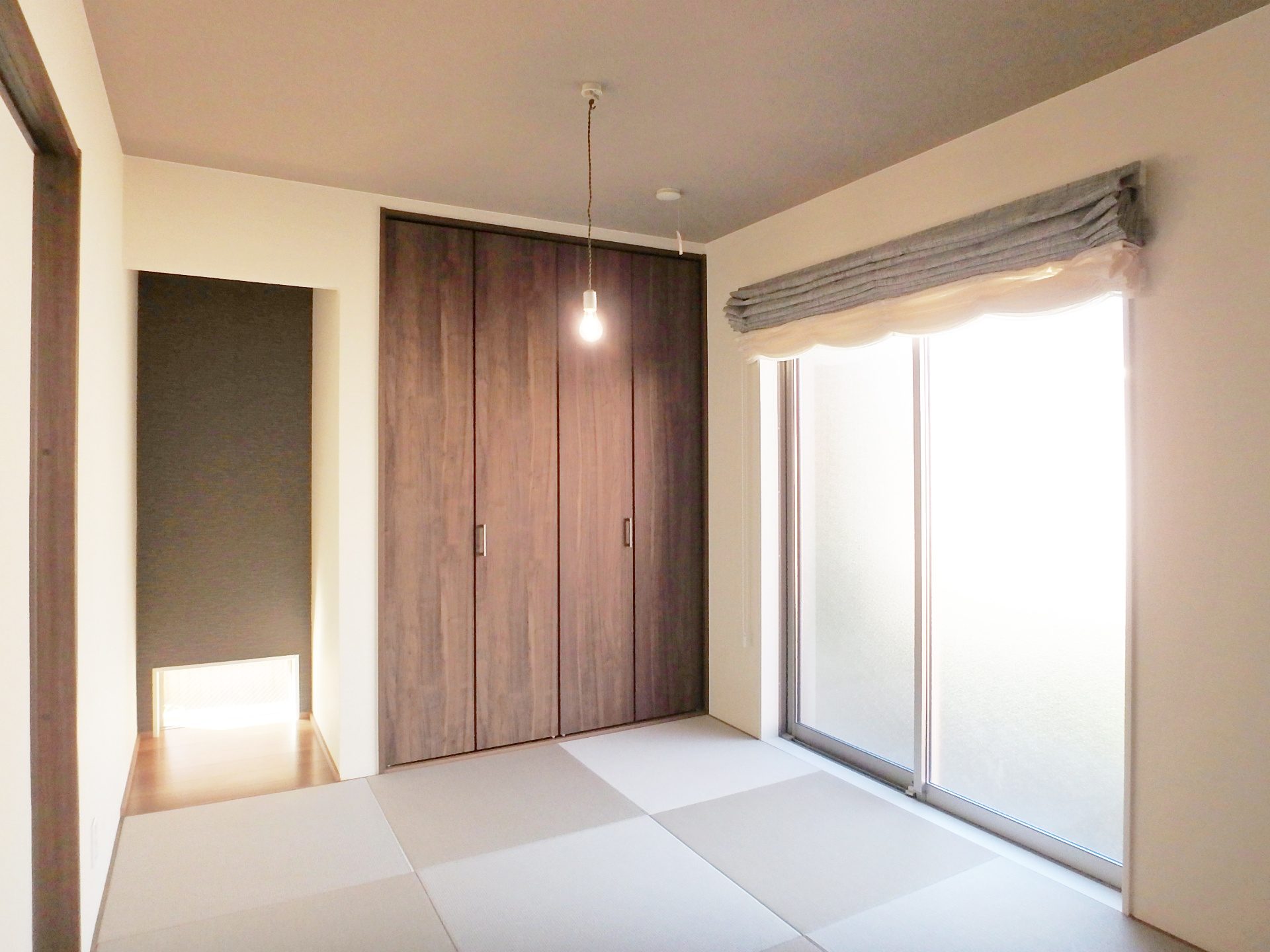 西難波町五丁目戸建の和室|和室の畳はお洒落な琉球畳です。大きな窓があり明るく、大容量の押入れがございますので、お布団等もらくらく収納いただけます。