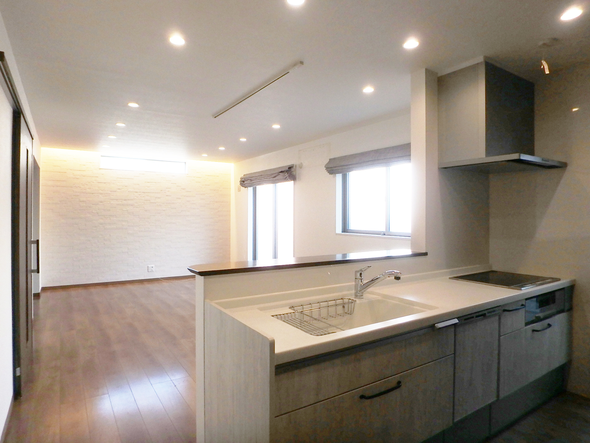 西難波町五丁目戸建のキッチン|キッチンは対面式、オープンキッチンとなっておりますので、お料理中でもリビングを見渡すことができます。小さいお子様がいらっしゃるご家庭でも安心いただけるポイントです。