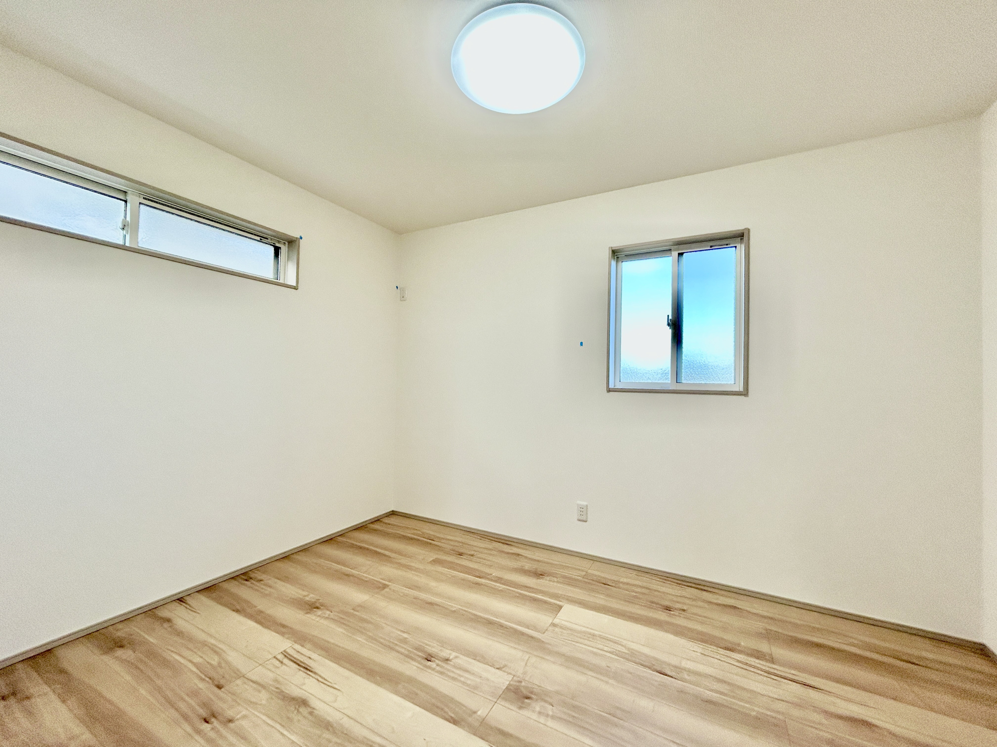 前橋市箱田町8期　新築住宅全3棟の洋室|木目のフローリングが暖かみのある室内に。明るい寝室で心地のいい朝を迎えられそう。