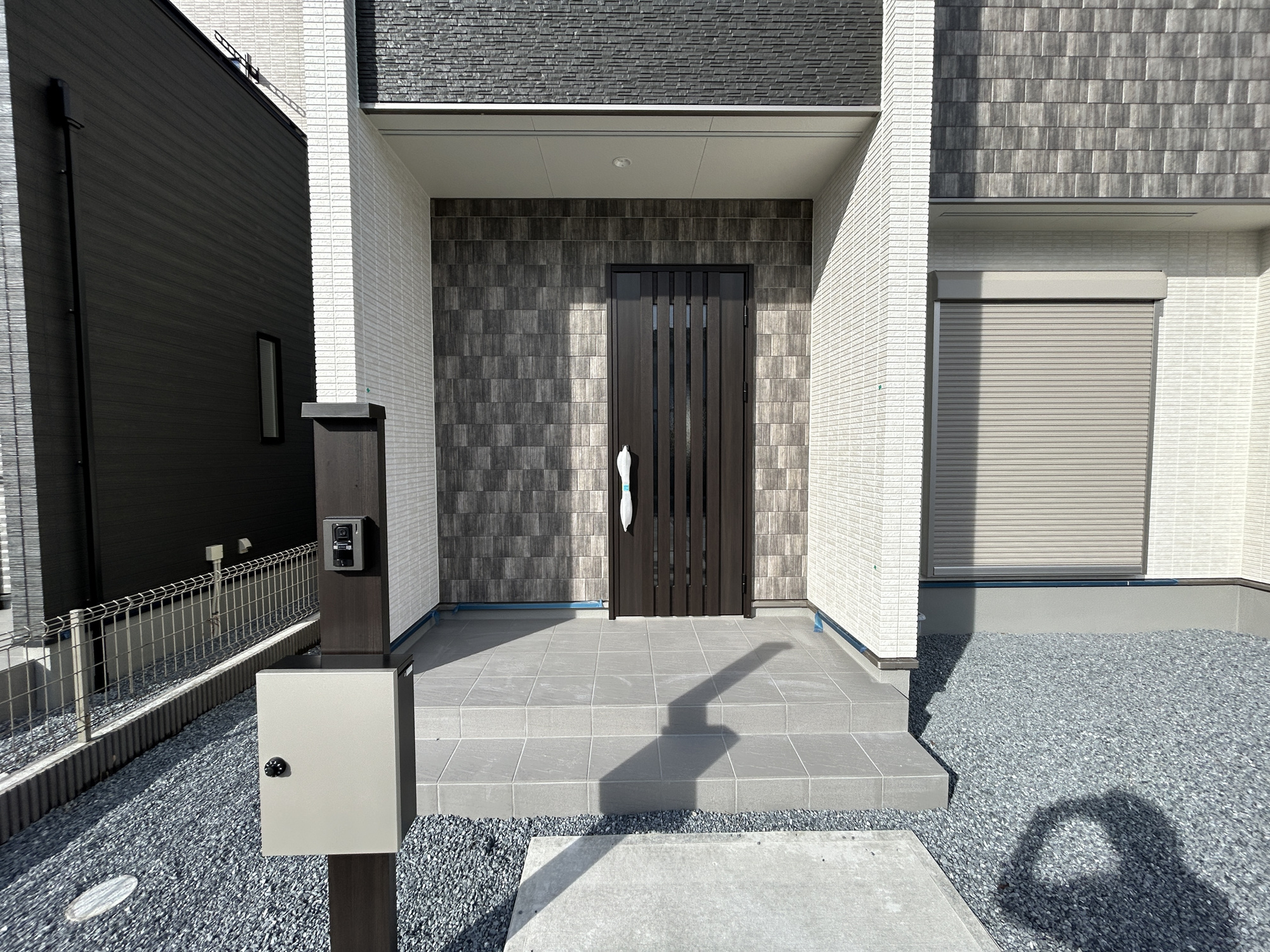前橋市箱田町8期　新築住宅全3棟の玄関|明るく優しいイメージの玄関アプローチ。玄関上は屋根があるので雨の心配いらず♪