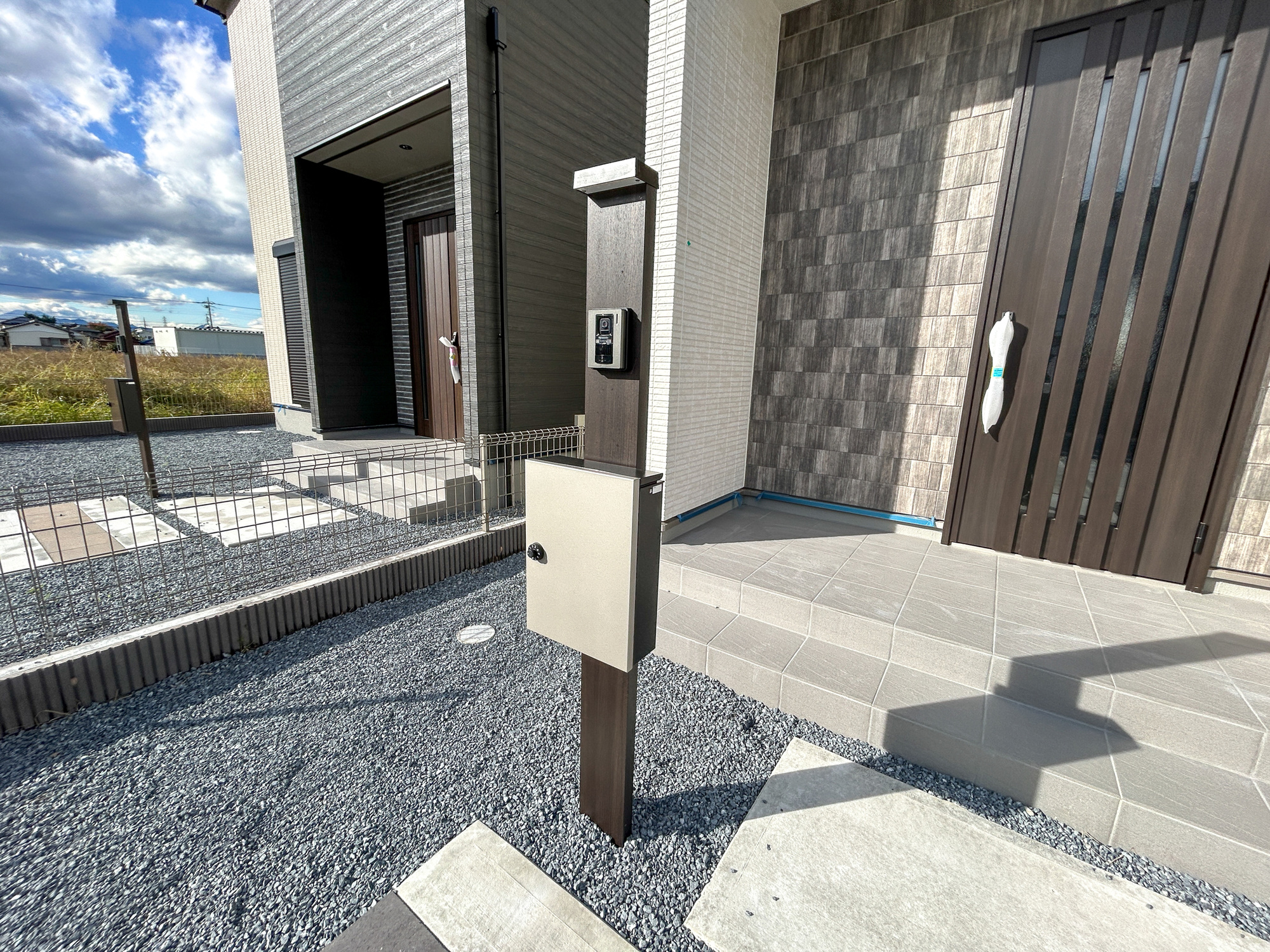前橋市箱田町8期　新築住宅全3棟の設備|玄関わきに設置された郵便ポスト。玄関近くで取り出しにお庭まで行かずとも取れますね。