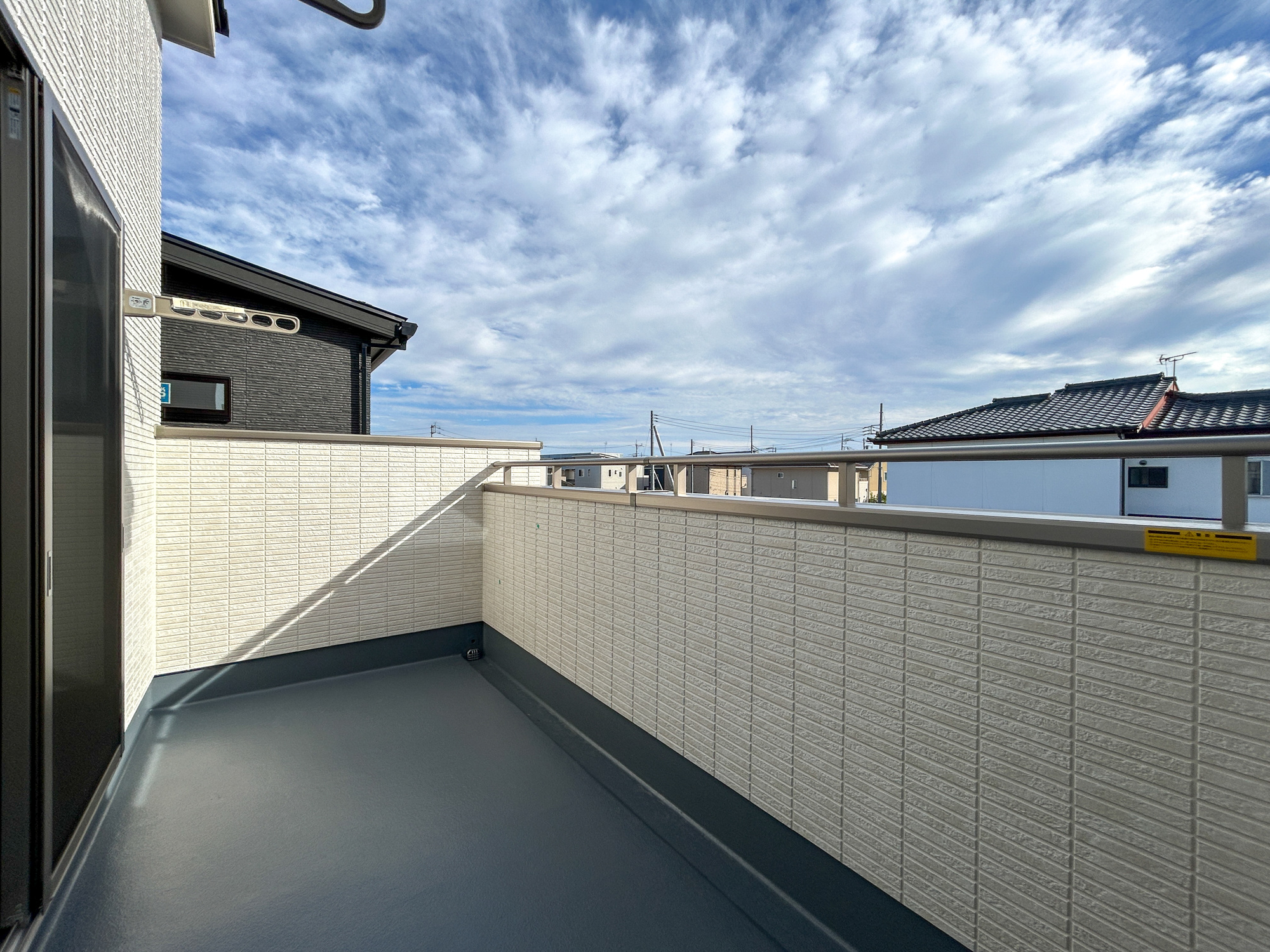 前橋市箱田町8期　新築住宅全3棟のバルコニー|開放的なバルコニーは見晴らしもよく、太陽の温かな温もりをめいっぱい受け止めてくれます。太陽の光と爽やかな風を受けたお洗濯物はあっという間に乾き、取りこむ時には太陽の匂いを感じられそうですね。