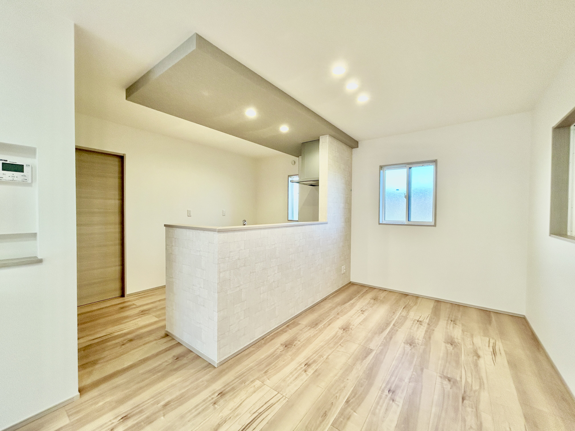 前橋市箱田町8期　新築住宅全3棟のキッチン|ここにはみんなが集い、食事と楽しい会話が始まる。話に夢中になりすぎて、ついつい時を忘れてしまう。そんな束の間の幸せを感じさせてくれる場所。