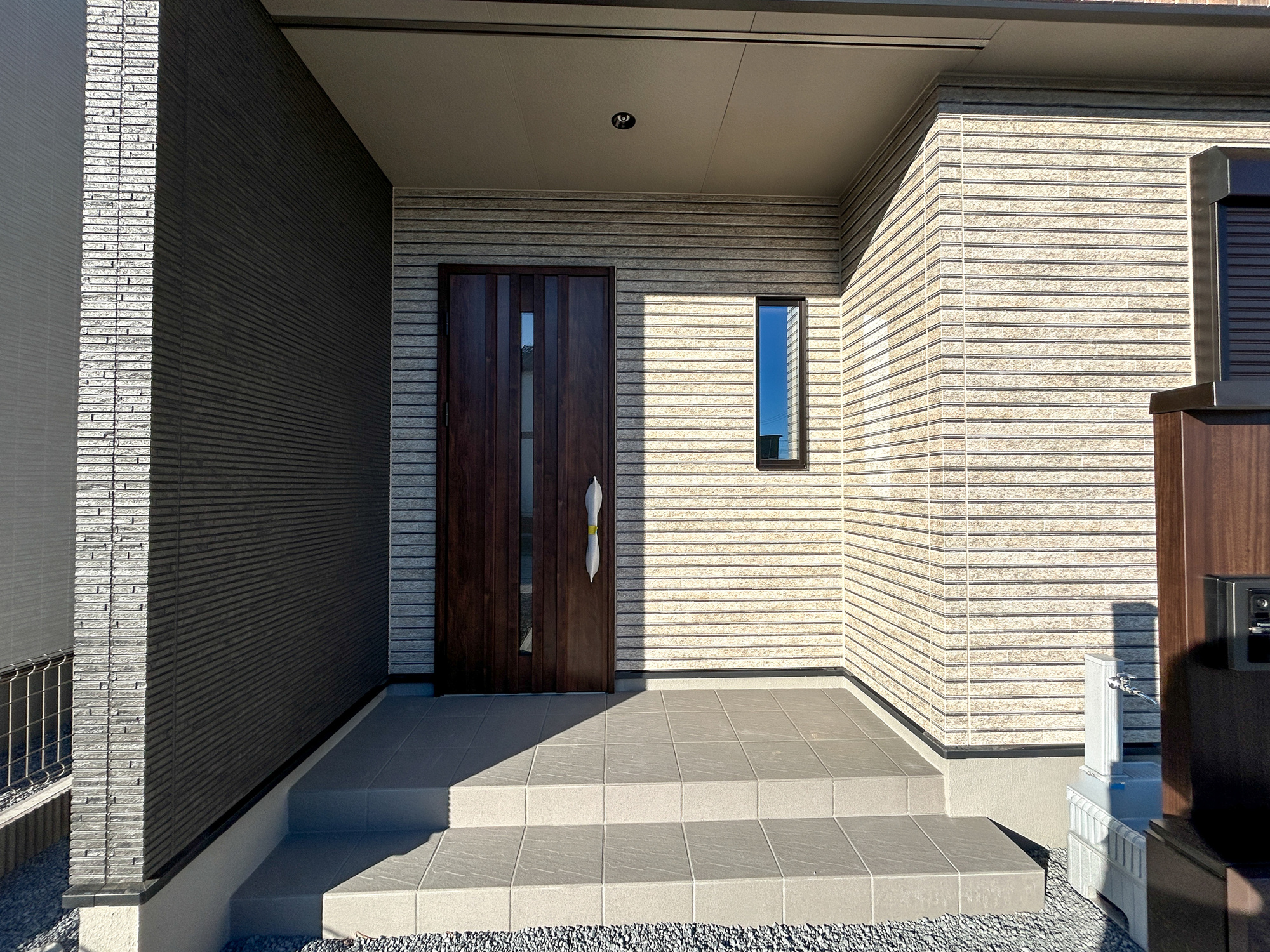 前橋市箱田町8期　新築住宅全3棟の玄関|明るく優しいイメージの玄関アプローチ。玄関上は屋根があるので雨の心配いらず♪