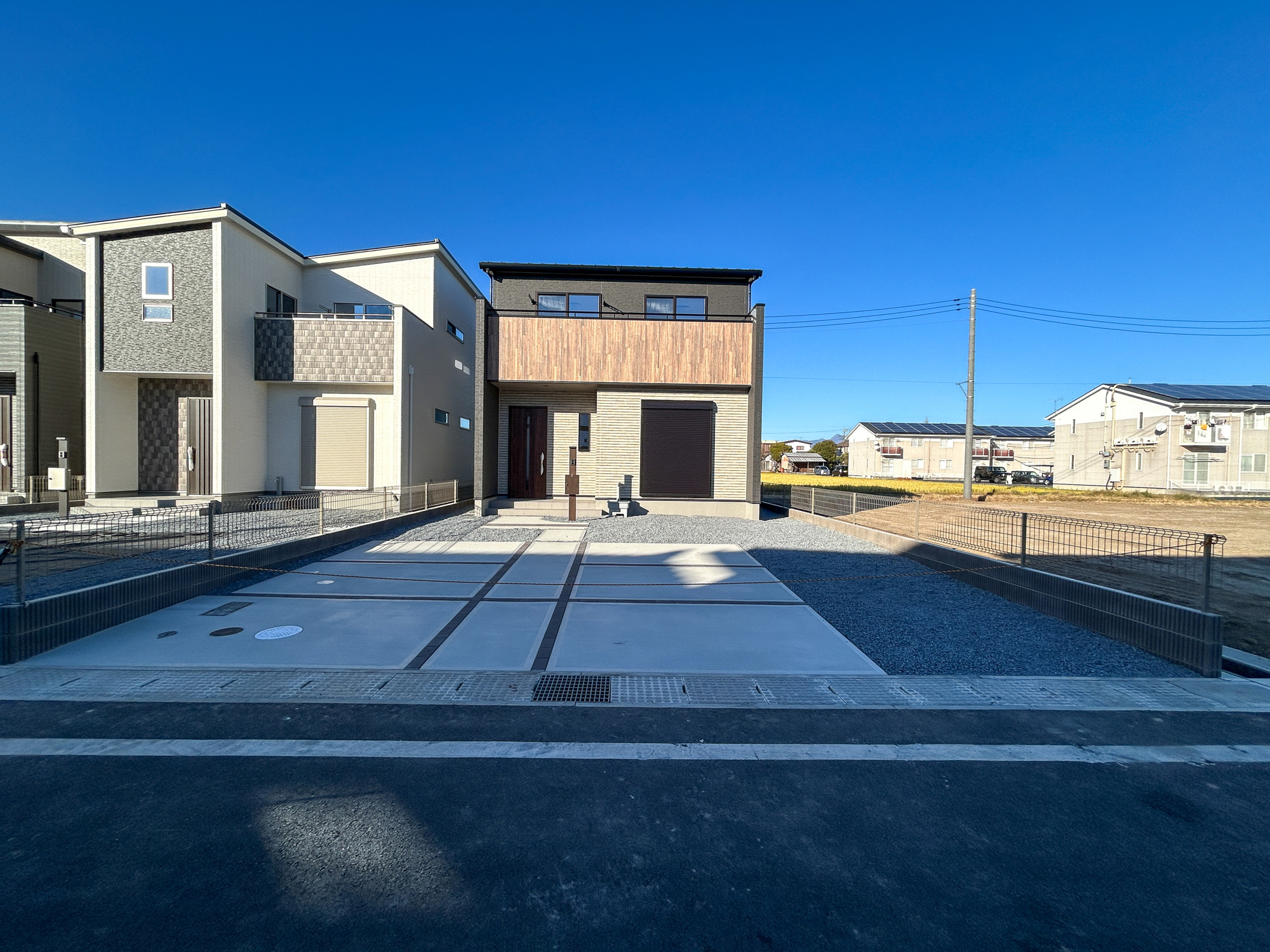 前橋市箱田町8期　新築住宅全3棟の駐車場|車庫土間施工済みです(^^♪