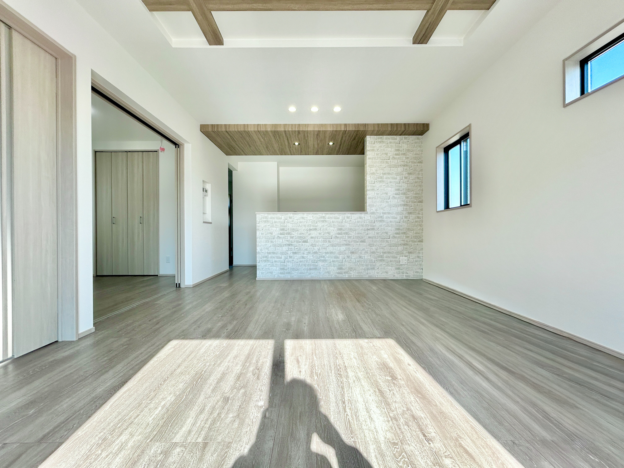 前橋市箱田町8期　新築住宅全3棟の居間・リビング|南向きに大きく開いた窓からは、明るい陽射しが射し込みます。
爽やかな風が吹き抜ける心地良いリビングには、自然と家族が集まります。