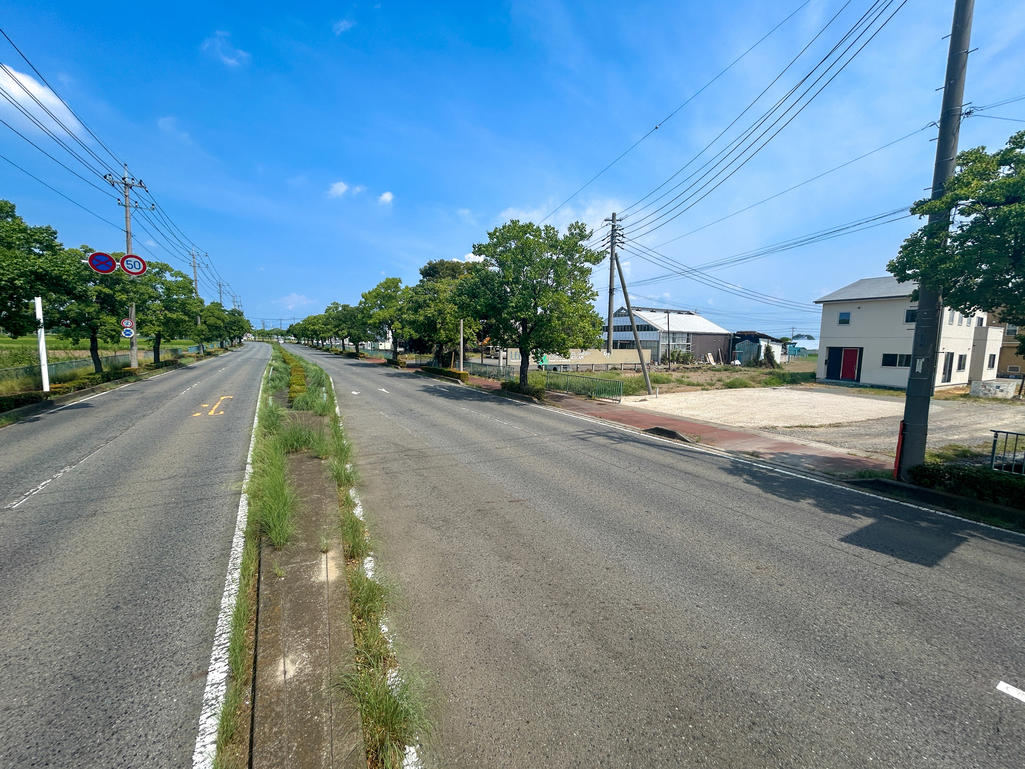 前橋市上佐鳥町　中古住宅の前面道路含む現地写真|低層の一戸建てを中心とした街並みが整然と続き、周辺は高い建物が建っていないので、採光や開放性に恵まれ、空が広く緑の多い閑静な趣を感じる環境です。

