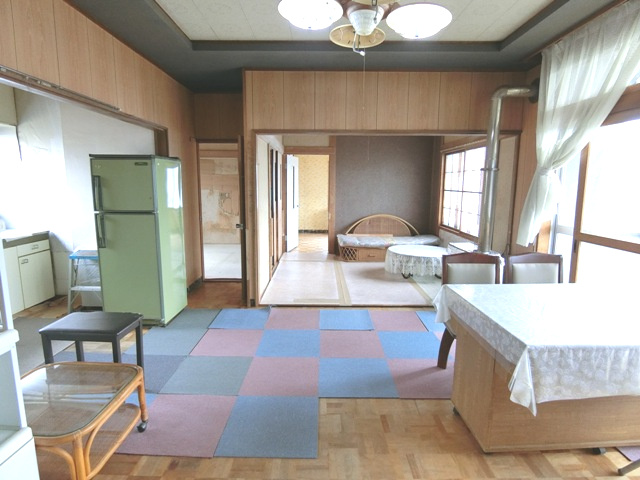 室蘭市白鳥台4丁目31-3　中古住宅の居間・リビング