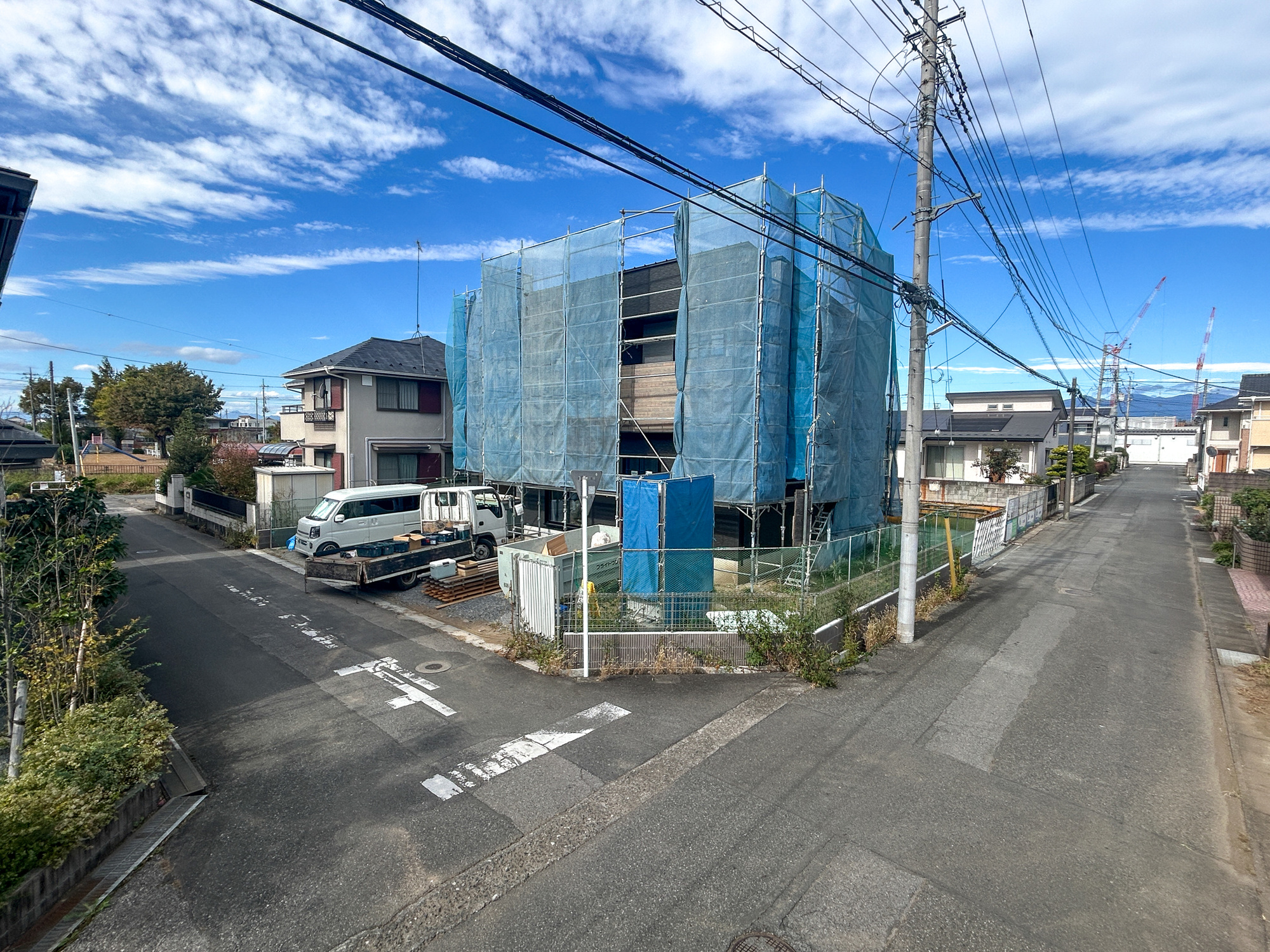 伊勢崎市安堀町第5期　新築住宅全1棟の前面道路含む現地写真|閑静な住宅地で子育て家族にピッタリ。毎日のお散歩も快適な緑に恵まれたエリアで、自然に包まれた穏やかな暮らしを実現するための、ゆとりある住環境が整っています。

