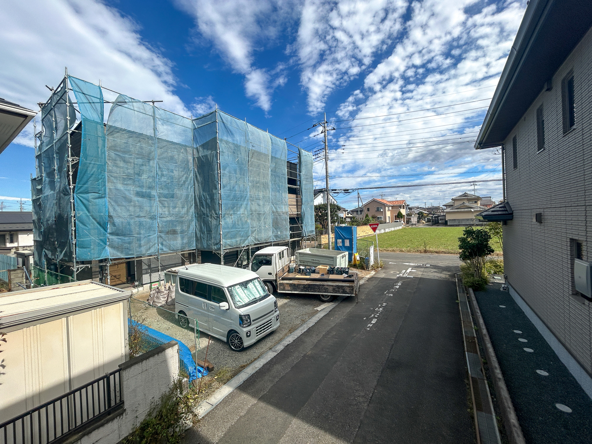 伊勢崎市安堀町第5期　新築住宅全1棟の前面道路含む現地写真|低層の一戸建てを中心とした街並みが整然と続き、周辺は高い建物が建っていないので、採光や開放性に恵まれ、空が広く緑の多い閑静な趣を感じる環境です。

